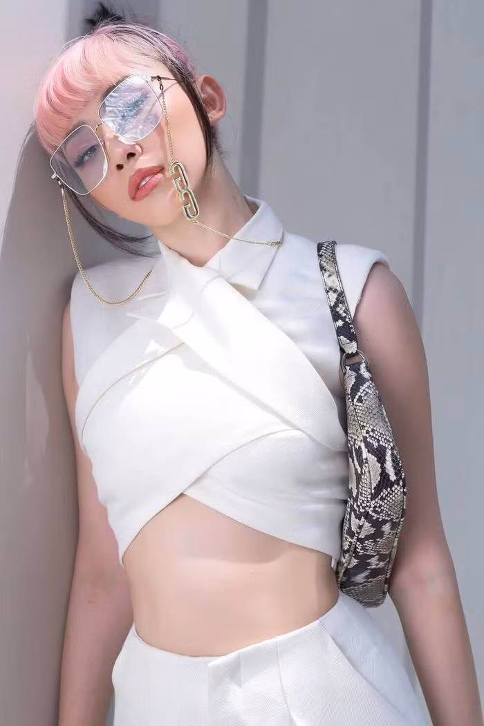 Trào lưu áo chữ X hở bạo của các sao nữ hạng A-6