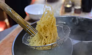 Tiệm mì tươi gần 90 năm của gia đình gốc Hoa ảnh 7 Tiệm mì tươi gần 90 năm của gia đình gốc Hoa ảnh 7