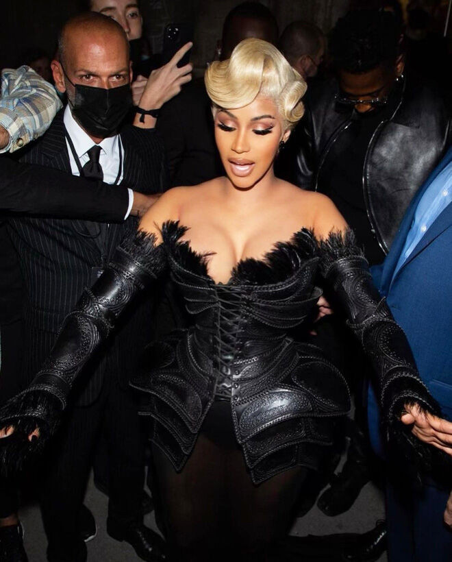 Nhìn lại thời trang của Cardi B ở Paris Fashion Week năm nay ảnh 8
