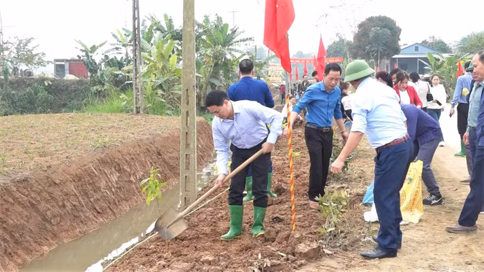 Lãnh đạo huyện Văn Yên cùng người dân thôn Ngọc Châu trồng cây xanh.