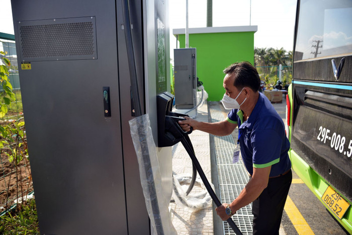 Xe buýt điện VinBus xuất hiện trên đường phố Sài Gòn ảnh 3 Xe buýt điện VinBus xuất hiện trên đường phố Sài Gòn ảnh 3