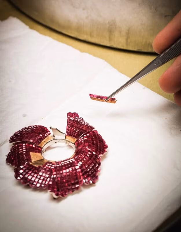 Kỹ thuật chế tác trang sức của Van Cleef & Arpels nâng tầm vẻ đẹp của đá quý ảnh 2