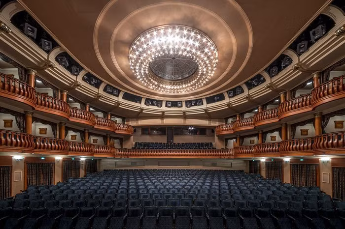 kien-truc-doi-xung-nha-hat-budapest-2