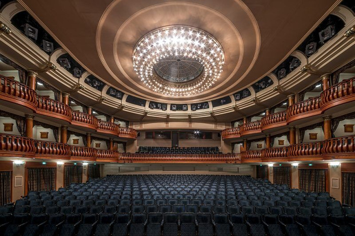 kien-truc-doi-xung-nha-hat-budapest-2