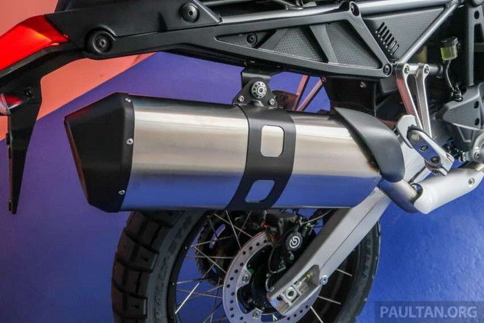 Aprilia Tuareg 660 2022 có giá 418 triệu đồng ngang một chiếc xe hơi ảnh 7