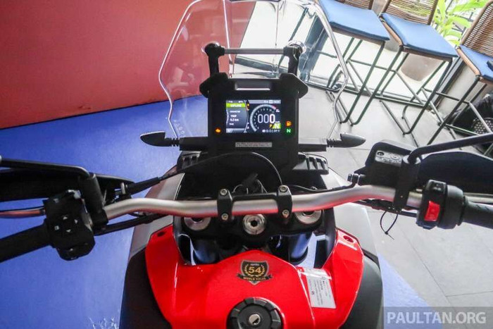 Aprilia Tuareg 660 2022 có giá 418 triệu đồng ngang một chiếc xe hơi ảnh 3