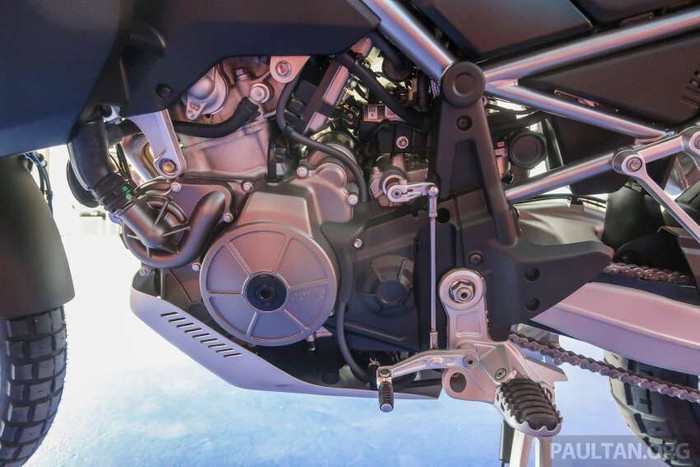 Aprilia Tuareg 660 2022 có giá 418 triệu đồng ngang một chiếc xe hơi ảnh 5