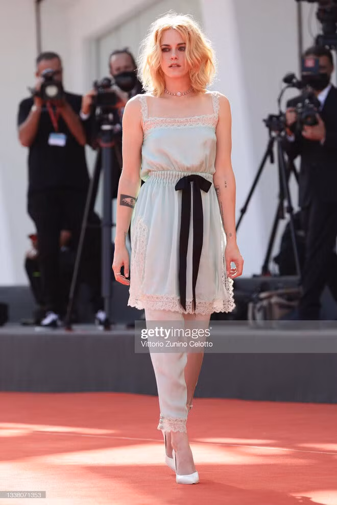 Kristen Stewart khiến công chúng vỡ òa vì makeup mặc dù mặc "đồ ngủ" lên thảm đỏ ảnh 3