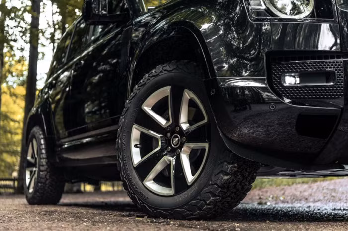 Valiance Tuxedo Black: Bộ Tuxedo cực ngầu cho "quý ông" Land Rover Defender ảnh 2