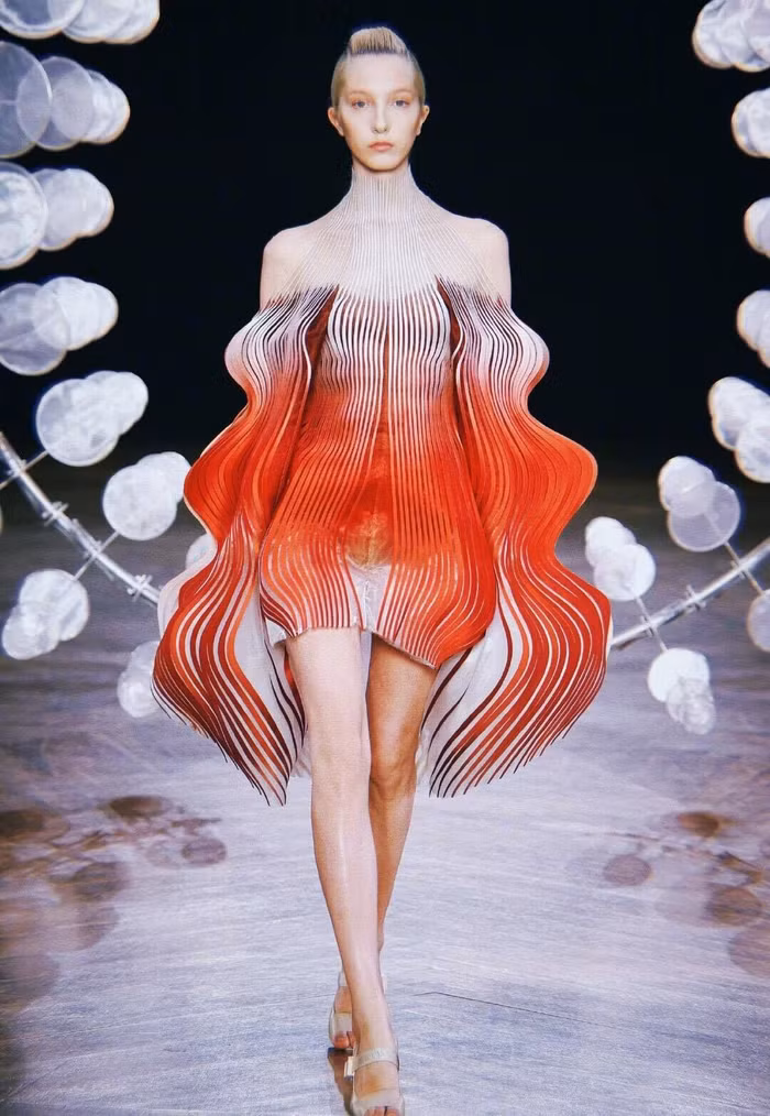 Iris Van Herpen - Những tác phẩm thời trang siêu thực từ công nghệ 3D ảnh 4