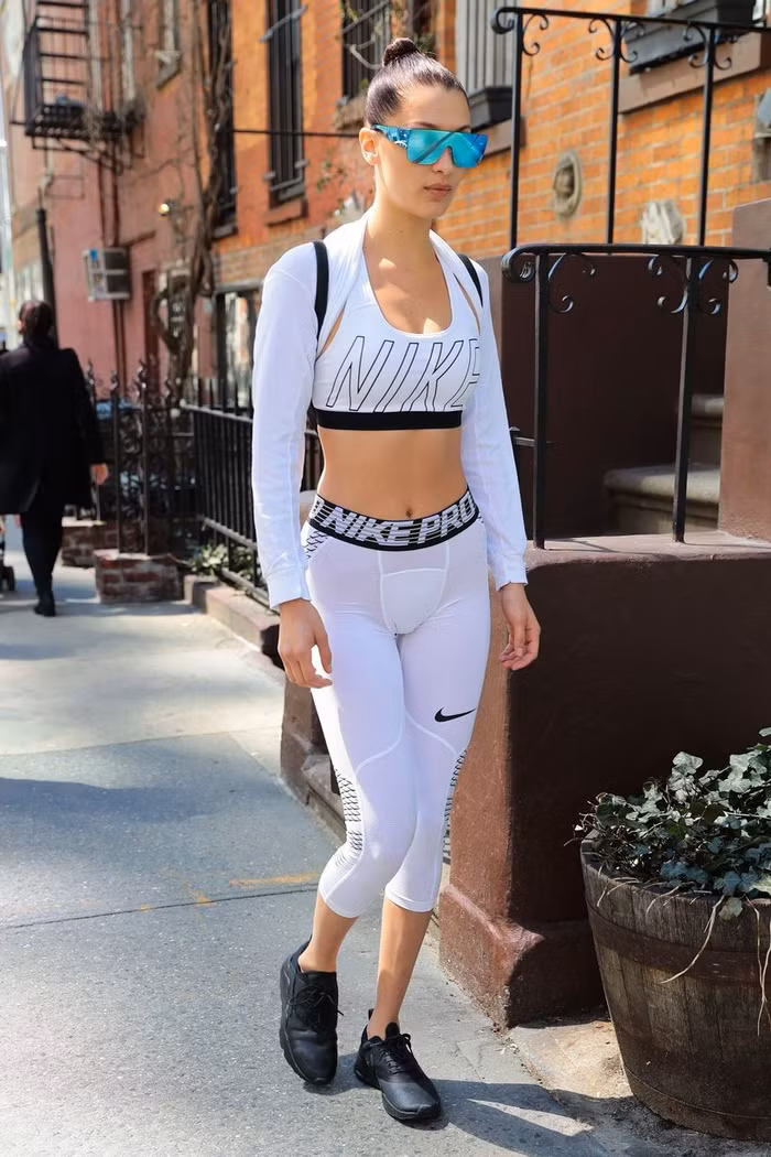 Bella Hadid và mốt mặc đồ tập gym ra đường-5