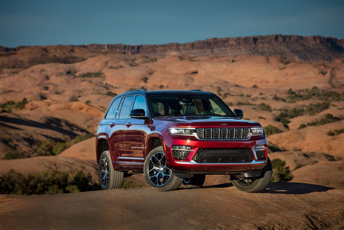 Triển lãm ô tô Việt Nam 2022: Jeep Grand Cherokee ra mắt với giá hơn 6 tỷ