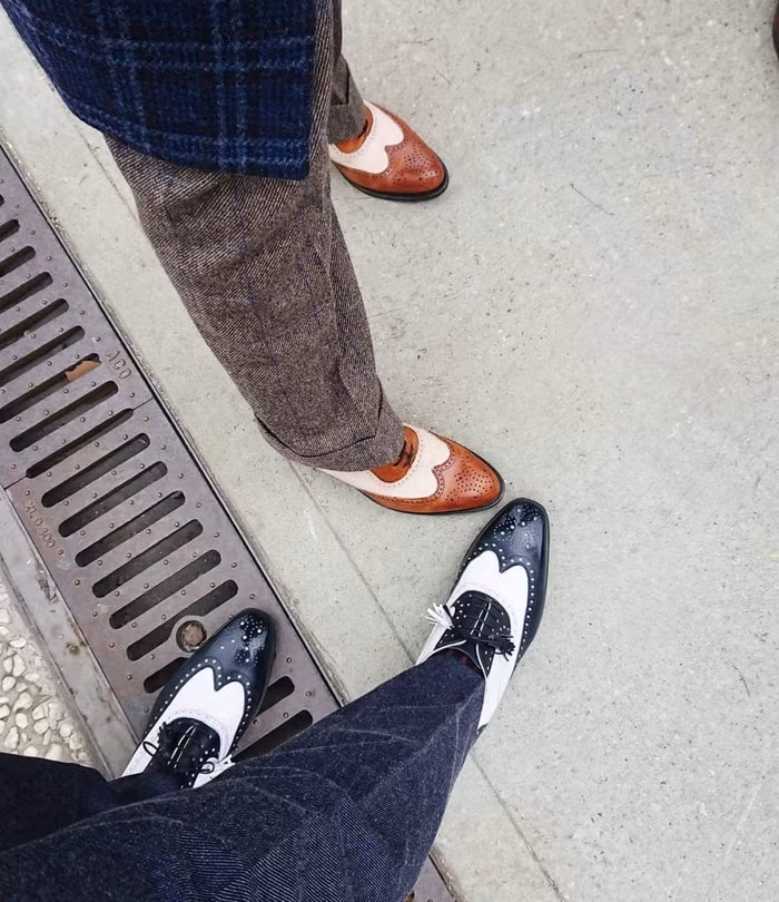 Hai tone màu black/white hoặc brown/cream là hai màu được thường xuyên sử dụng nhất cũng như yêu thích nhất của đại đa số.