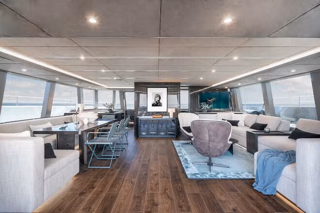 Phòng khách có ghế sofa ở cả hai bên, với nhà ăn bên cập cảng. Hình ảnh: Sunreef