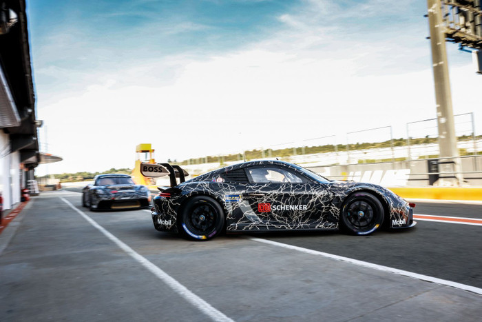 Porsche 718 Cayman GT4 ePerformance tiết lộ tiềm năng của mẫu Mission R ảnh 6 Porsche 718 Cayman GT4 ePerformance tiết lộ tiềm năng của mẫu Mission R ảnh 6
