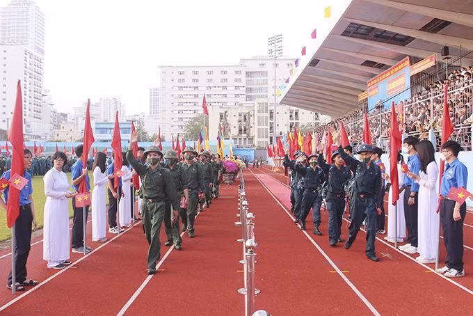 Các tân binh bước qua cầu Vinh quang về đơn vị