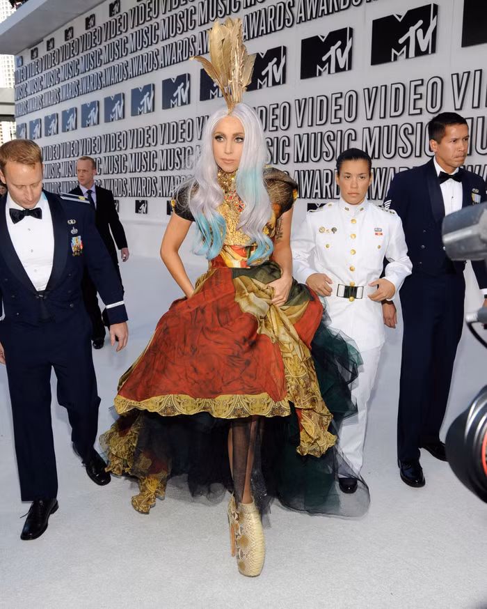 Những bộ trang phục “không đụng hàng” làm nên thương hiệu Lady Gaga-14