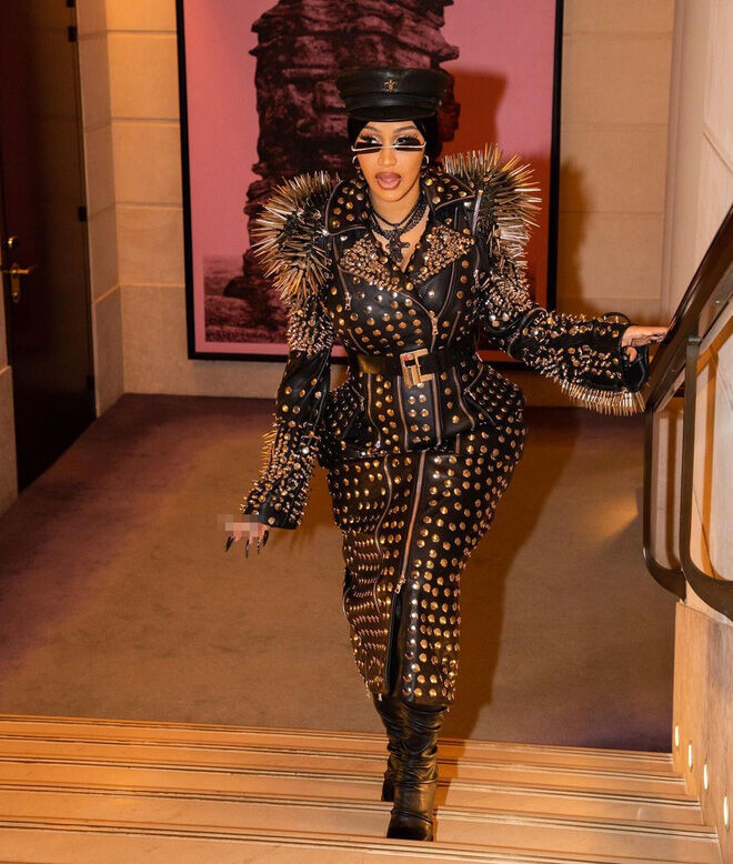 Nhìn lại thời trang của Cardi B ở Paris Fashion Week năm nay ảnh 17