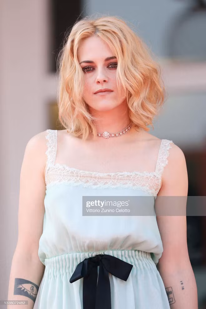 Kristen Stewart khiến công chúng vỡ òa vì makeup mặc dù mặc "đồ ngủ" lên thảm đỏ ảnh 10