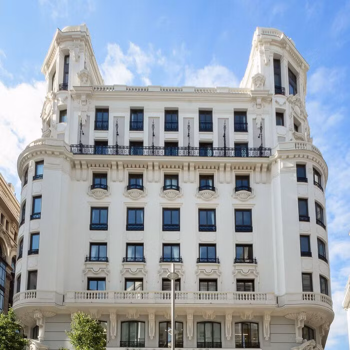 Khám phá khách sạn sang chảnh Ronaldo chuẩn bị khai trương ở Madrid - Ảnh 1.