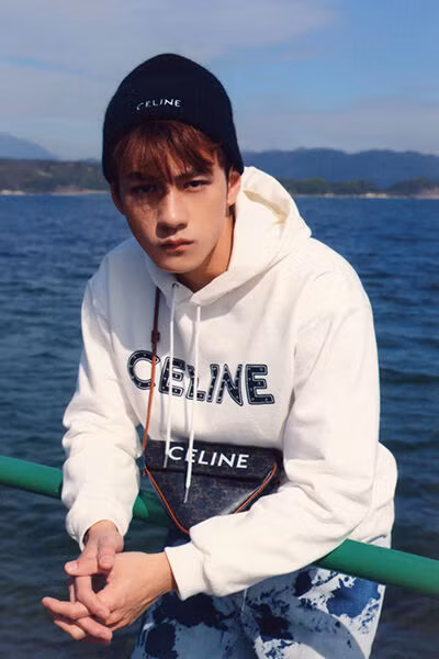 Giới trẻ và cơn sốt túi tam giác Triangle Bag từ nhà mốt Céline-2