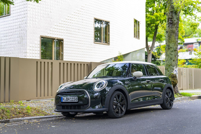 MINI Cooper S 5-Cửa Resolute Edition ra mắt thị trường Việt Nam ảnh 1