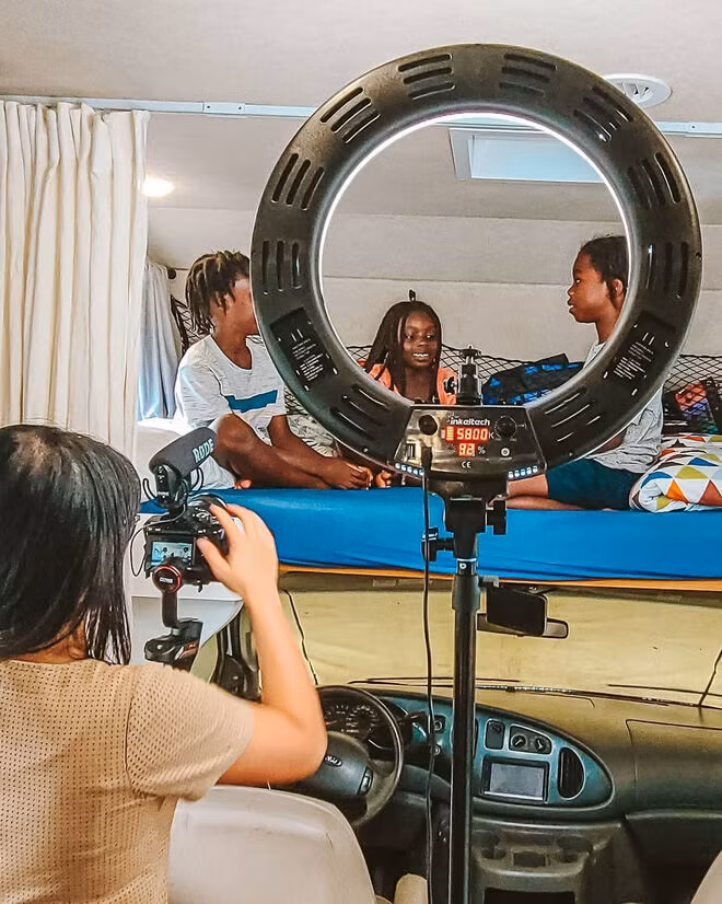 Sống trong RV, cặp vợ chồng có cuộc sống như mơ, thu nhập 1,8 tỷ/năm-11