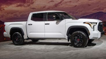 Toyota Tundra "biến hình" thành xe hỗ trợ đua địa hình