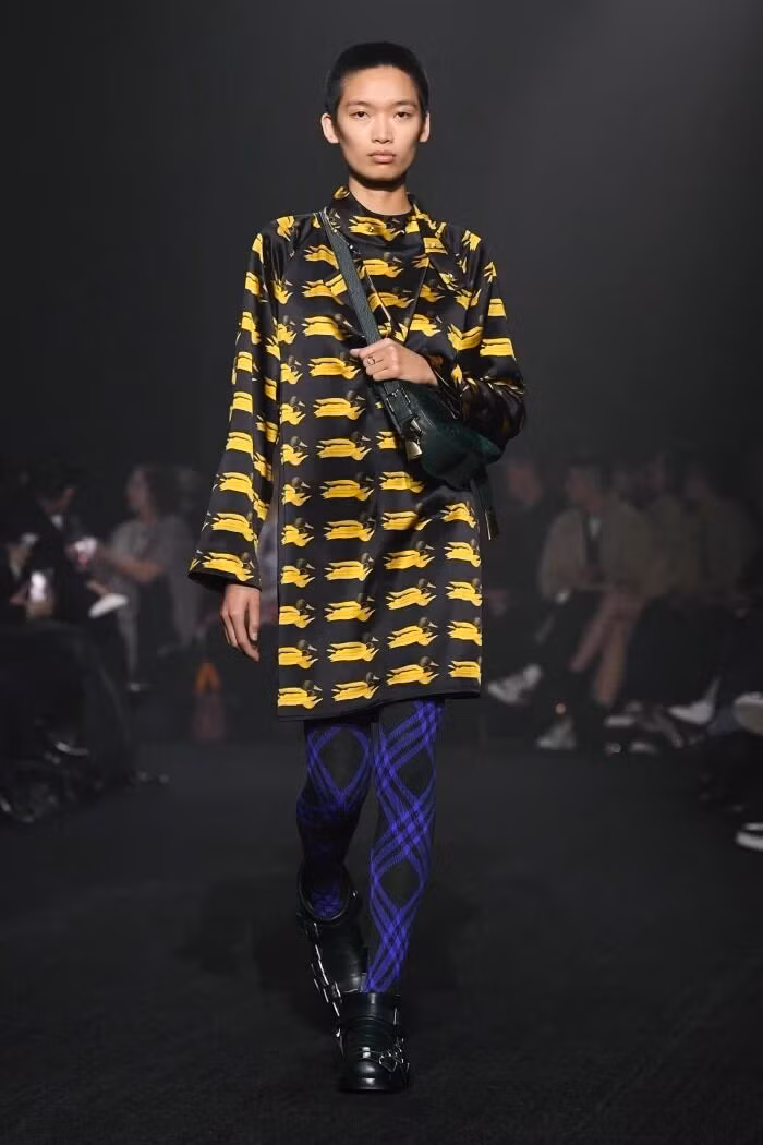 Con gái Jude Law catwalk