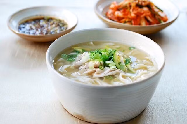 Dak Kalguksu món ăn từ gà cực ngon cho mùa hè tại Hàn Quốc