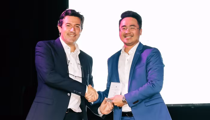 Ông Eric Noyel – Nhà sáng lập AsiaMarine (Bên trái)