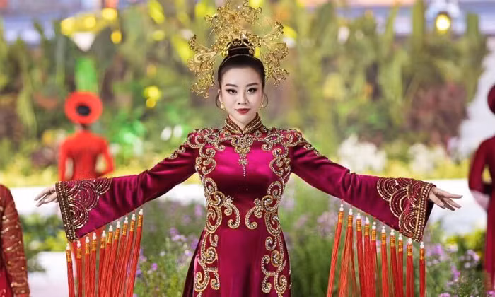 Thư Đình diễn áo dài Brian Võ