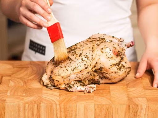 Không ướp gà trước khi nướng