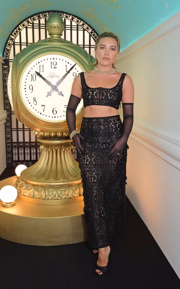 Florence Pugh diện váy ren cùng vòng cổ, vòng tay và nhẫn từ Tiffany &amp; Co. Schlumberger vàng 18K