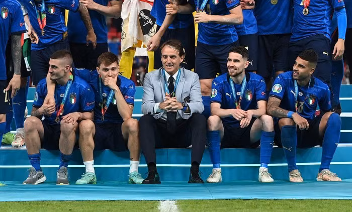 Bóc giá chiếc đồng hồ mang tên HLV trưởng tuyển Italia Roberto Mancini-4