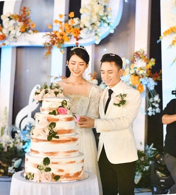 Khánh Vy rất xinh đẹp trong chiếc váy tinh tế, búi tóc, trang điểm đơn giản.