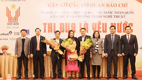 Ban tổ chức và các đại biểu cùng chụp hình lưu niệm