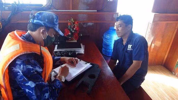 Bộ Tư lệnh Vùng Cảnh sát biển 4 liên tục phát hiện và bắt giữ nhiều tàu biển vận chuyển dầu DO không rõ nguồn gốc