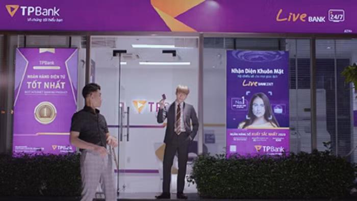 Ghé LiveBank mở thẻ Visa debit có ngay sau 5 phút, vẫn đặt mua nhẫn kịp giờ cầu hôn bạn gái.