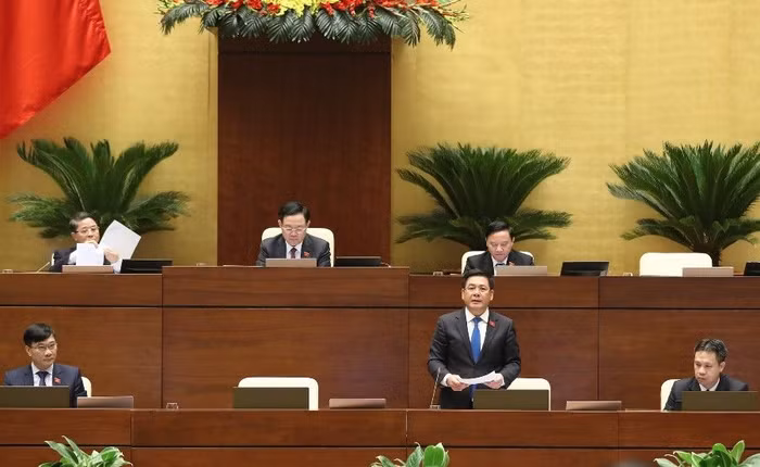 Bộ trưởng Bộ Công Thương trình bày Tờ trình về dự án Luật Bảo vệ quyền lợi người tiêu dùng