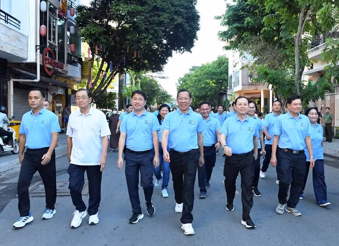 Chủ tịch UBND TP.HCM đi bộ vì người nghèo