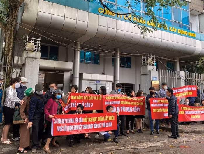 Khách hàng căng băng rôn phản đối chủ đầu tư HUD1 tại trụ sở công ty liên quan đến dự án Sky Garden
