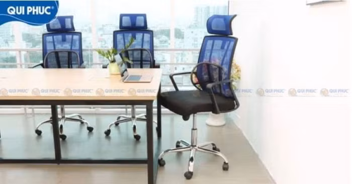 Ông Trần Thái Nguyên, Phó TGĐ Công ty TNHH Thương mại - Dịch vụ Qui Phúc nhận biểu trưng Thương hiệu quốc gia năm 2022