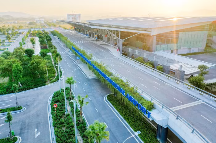 Mái sảnh ngoài được tạo hình vươn ra phía trước như cánh buồm căng gió vươn khơi.