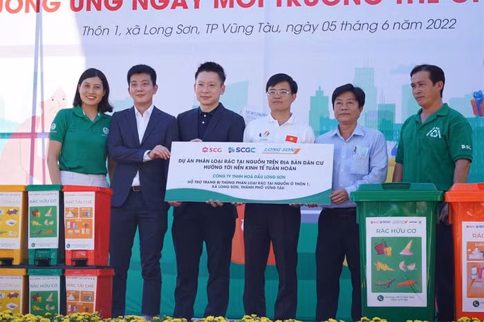 Đại diện công ty LSP, Duy Tân Plastic, mGreen hỗ trợ trang bị thùng phân loại rác tại nguồn ở Thôn 1, xã Long Sơn, TP. Vũng Tàu