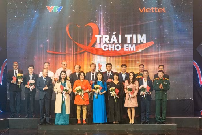 Ông Argyal Mandal, Giám đốc Khối sản xuất Tập đoàn TH đại diện ba đơn vị trao tặng 500 triệu đồng cùng 500 thùng sữa tươi sạch TH true MILK và đồ uống.