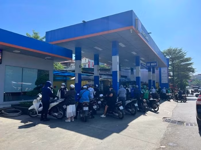 Petrolimex tăng thời gian bán xăng tại Hà Nội đến 13/11