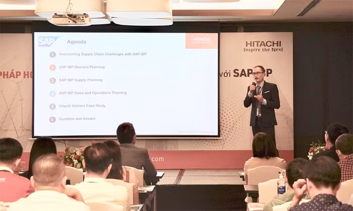 Ông Đinh Trung Tín - Trưởng tư vấn chuyển đổi số chuỗi cung ứng của Hitachi Vantara Việt Nam chia sẻ tại hội thảo