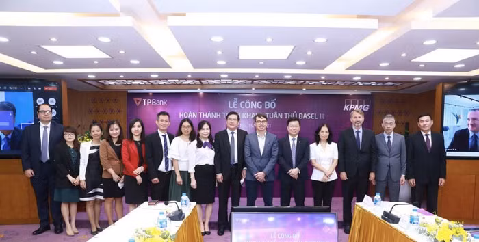 Đại diện KPMG Việt Nam chụp ảnh lưu niệm cùng TPBank tại sự kiện
