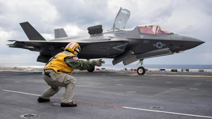 F-35C tàng hình của Hải quân Mỹ đâm vào tàu sân bay USS Carl Vinson trên Biển Đông